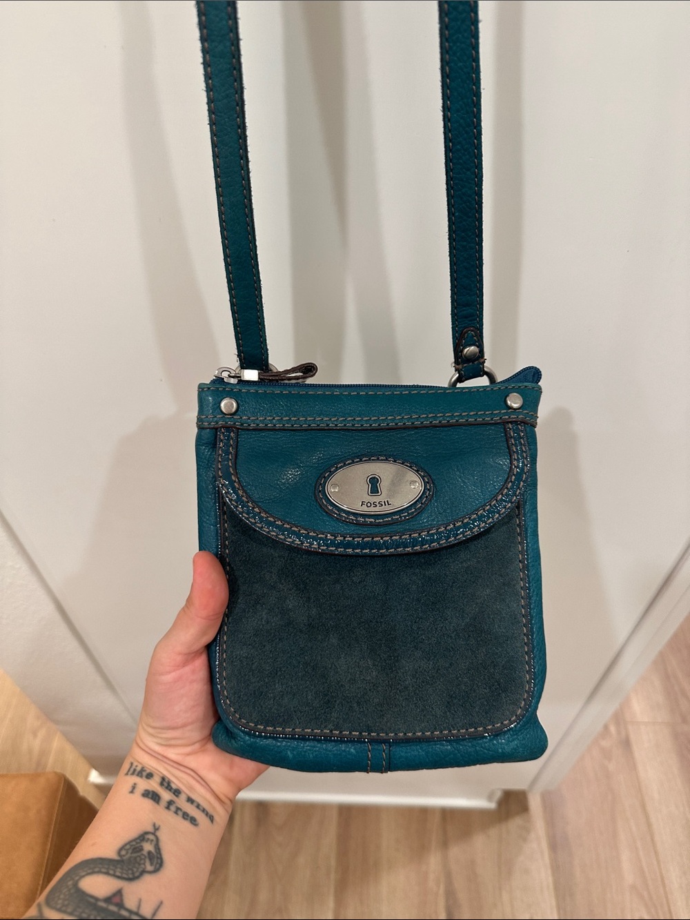 RARE Fossil Maddox w/ Teal Leather and Suede l Crossbody Purse Keyhole Plaque